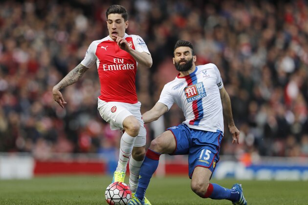 Arsenal's Hector Bellerin, left vies for the ball with Crystal Palace’s Mile Jedinakduring the English Premier League soccer match between Arsenal and Crystal Palace at the Emirates stadium in London, Sunday, April 17,  2016. (AP Photo/Frank Augstein)