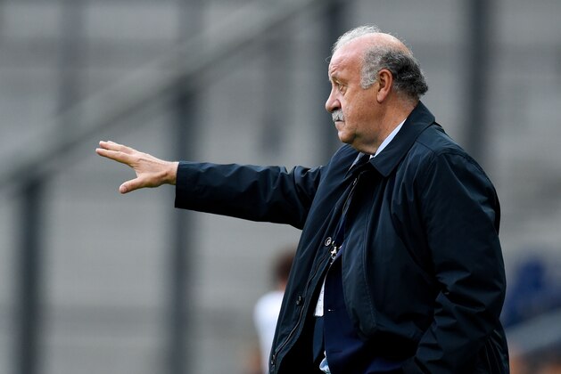 SALZBURG, AUSTRIA - JUNE 01:  Head coach Vicente Del Bosque of Spain directs his players during an international friendly match between Spain and Korea at the Red Bull Arena stadium on June 1, 2016 in Salzburg, Austria.  (Photo by David Ramos/Getty Images)