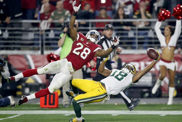 Green Bay Packers wide receiver Randall Cobb (18) makes a one-handed catch but has it called back on a penalty as Arizona Cardinals cornerback Justin Bethel (28) defends during the first half of an NFL divisional playoff football game, Saturday, Jan. 16, 2016, in Glendale, Ariz. Cobb left the game injured after the catch. (AP Photo/Rick Scuteri)