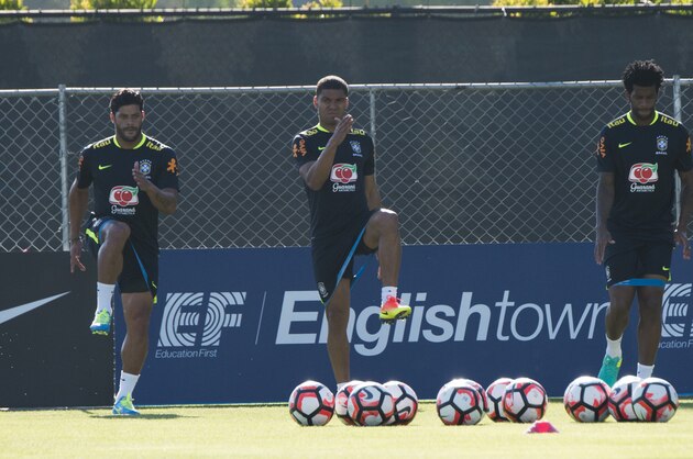 Brazilian national team players Hulk (2L) and Casemiro (2R) do leg exercises during a training session, June 2, 2016 at the University of California, Los Angeles (UCLA) in preparation for the Copa America 2016, in Los Angeles. / AFP / ROBYN BECK        (Photo credit should read ROBYN BECK/AFP/Getty Images)