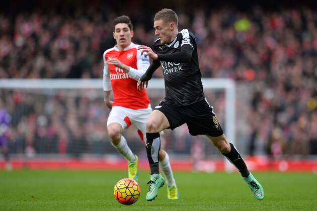 Arsenal's Spanish defender Hector Bellerin (L) vies with Leicester City's English striker Jamie Vardy during the English Premier League football match between Arsenal and Leicester at the Emirates Stadium in London on February 14, 2016.  / AFP / GLYN KIRK / RESTRICTED TO EDITORIAL USE. No use with unauthorized audio, video, data, fixture lists, club/league logos or 'live' services. Online in-match use limited to 75 images, no video emulation. No use in betting, games or single club/league/player publications.  /         (Photo credit should read GLYN KIRK/AFP/Getty Images)