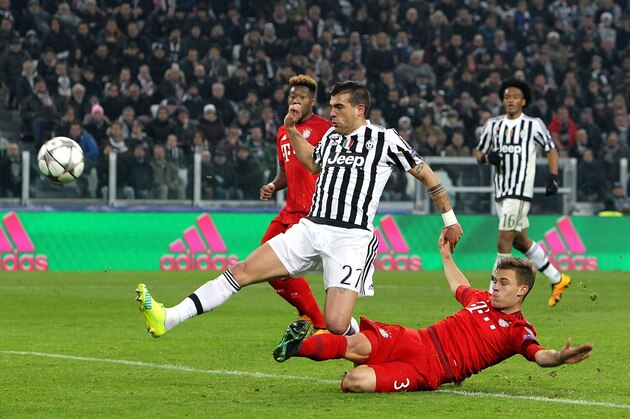 TURIN, ITALY - FEBRUARY 23:  Stefano Sturaro (C) of Juventus FC scores his goal during the UEFA Champions League Round of 16 first leg match between Juventus and FC Bayern Muenchen at Juventus Arena on February 23, 2016 in Turin, Italy.  (Photo by Marco Luzzani/Getty Images)