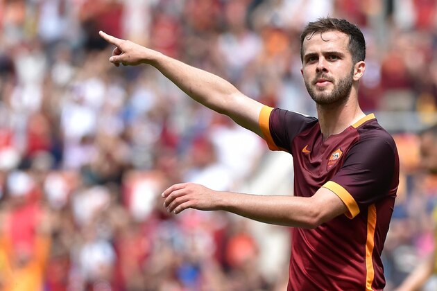AS Roma's Miralem Pjanic scores a goal during the Italian Serie A soccer match between AS Roma and Chievo Verona at the Olympic stadium in Rome, Sunday, May 8, 2016.  (Ettore Ferrari/ANSA via AP Photo) ITALY OUT