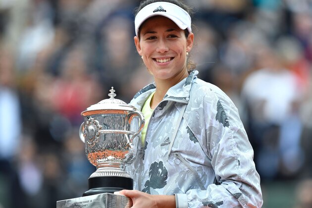 Spain's Garbine Muguruza poses with her trophy after winning the women's final match against the US's Serena Williams at the Roland Garros 2016 French Tennis Open in Paris on June 4, 2016. / AFP / PHILIPPE LOPEZ        (Photo credit should read PHILIPPE LOPEZ/AFP/Getty Images)