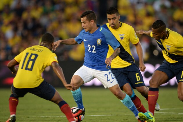 Brazil's Philippe Coutinho (#22) and Ecuador's Christian Noboa vie for the ball during their Copa America Centenario football tournament match, at the Rose Bowl stadium in Pasadena, California, United States, on June 4, 2016.  / AFP / Robyn Beck        (Photo credit should read ROBYN BECK/AFP/Getty Images)