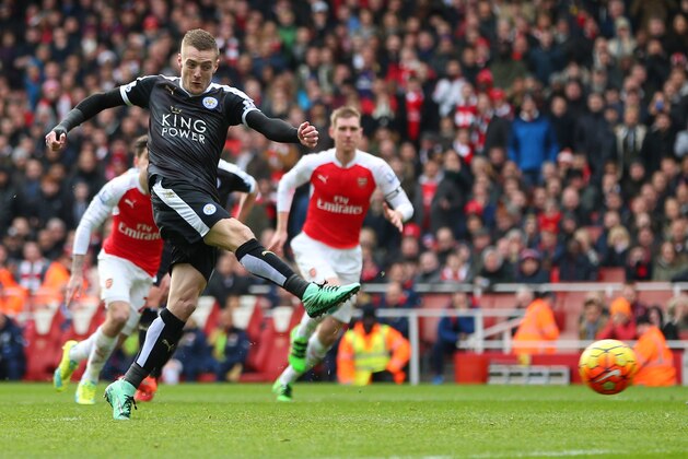LONDON, ENGLAND - FEBRUARY 14 :  Jamie Vardy of Leicester City scores a penalty goal to make it 0 -1 during the Barclays Premier League match between Arsenal and Leicester City at the Emirates Stadium on February 14, 2016 in London, England.  (Photo by Catherine Ivill - AMA/Getty Images)
