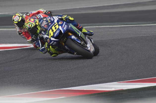 MONTMELO, SPAIN - JUNE 04:  Valentino Rossi of Italy and Movistar Yamaha MotoGP leads the field  during the qualifying practice during the  MotoGp of Catalunya - Qualifying at Circuit de Catalunya on June 4, 2016 in Montmelo, Spain.  (Photo by Mirco Lazzari gp/Getty Images)