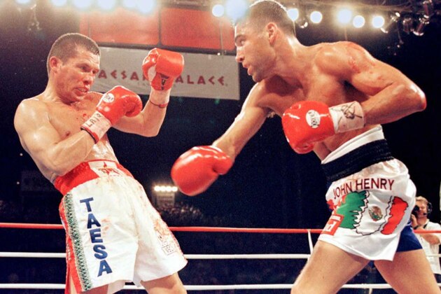 LAS VEGAS, :  WBC Super Lightweight Champion Julio Cesar Chavez (L), from Mexico, reels from a left by challenger Oscar de la Hoya from the U.S. in the 4th round at Caesars Palace in Las Vegas.  De la Hoya defeated Chavez to claim the title with  a fourth round TKO.  AFP PHOTO   John GURZINSKI/mn (Photo credit should read JOHN GURZINSKI/AFP/Getty Images)