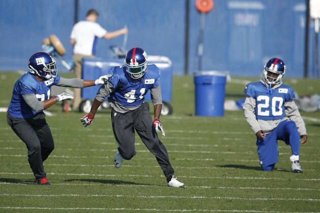 New York Giants defensive back Trevin Wade, left, defends against cornerback Dominique Rodgers-Cromartie, center, as cornerback Prince Amukamara looks on during NFL football practice, Thursday, Dec. 10, 2015, in East Rutherford, N.J. (AP Photo/Julio Cortez)