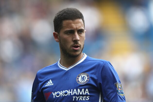 LONDON, ENGLAND - MAY 15:  Eden Hazard of Chelsea in action during the Barclays Premier League match between Chelsea and Leicester City at Stamford Bridge on May 15, 2016 in London, England.  (Photo by Paul Gilham/Getty Images)