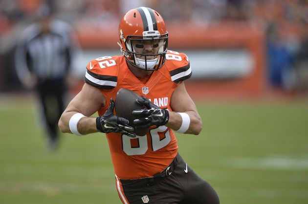 Cleveland Browns tight end Gary Barnidge (82) runs with the ball after a catch against the San Francisco 49ers during an NFL football game Sunday, Dec. 13, 2015, in Cleveland. Cleveland won 24-10. (AP Photo/David Richard)