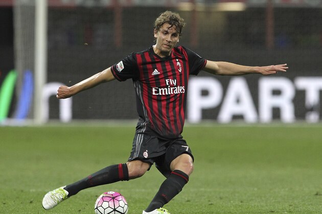 MILAN, ITALY - MAY 14:  Manuel Locatelli of AC Milan in action during the Serie A match between AC Milan and AS Roma at Stadio Giuseppe Meazza on May 14, 2016 in Milan, Italy.  (Photo by Marco Luzzani/Getty Images)