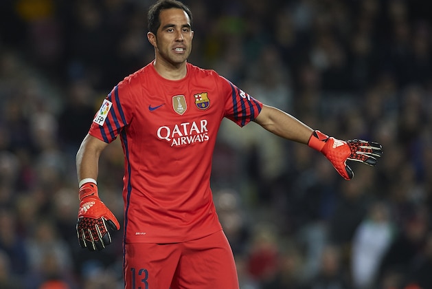 BARCELONA, SPAIN - DECEMBER 30:  Claudio Bravo of Barcelona reacts during the La Liga match between FC Barcelona and Real Betis Balompie at Camp Nou on December 30, 2015 in Barcelona, Spain.  (Photo by Manuel Queimadelos Alonso/Getty Images)