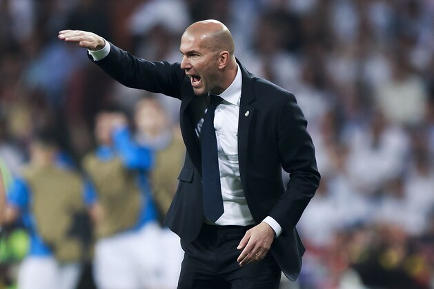 MADRID, SPAIN - MAY 04: MADRID, SPAIN - MAY 4: Head coach Zinedine Zidane of Real Madrid CF gives instructions during the UEFA Champions League Semi Final second leg match between Real Madrid and Manchester City FC at Estadio Santiago Bernabeu on May 4, 2016 in Madrid, Spain. (Photo by Gonzalo Arroyo Moreno/Getty Images)