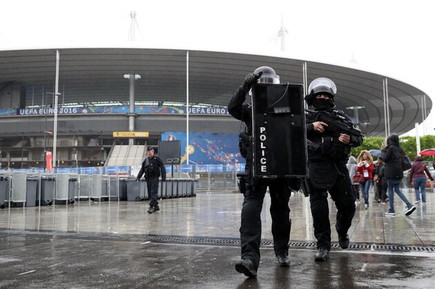Members of the Raid special intervention unit of the French police take part in a terrorist attack mock exercise on May 31, 2016 near the Stade de France in Saint-Denis, France.  
France said on May 25 it will deploy more than 90,000 police and security guards for Euro 2016, vowing to do 'everything possible to avoid a terrorist attack' during the football tournament that starts next month. / AFP / KENZO TRIBOUILLARD        (Photo credit should read KENZO TRIBOUILLARD/AFP/Getty Images)