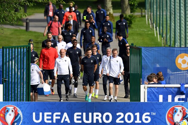 France's national football team arrives for a training session ahead of the Euro 2016 football tournament in Clairefontaine-en-Yvelines on June 6, 2016.  / AFP / FRANCK FIFE        (Photo credit should read FRANCK FIFE/AFP/Getty Images)