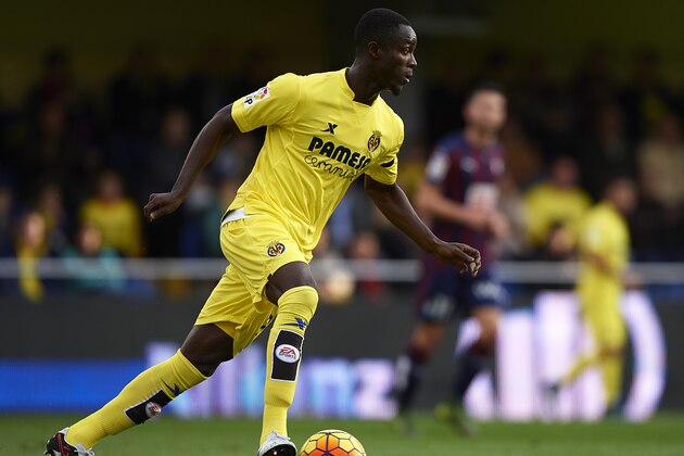 VILLARREAL, SPAIN - NOVEMBER 22:  Eric Bertrand Bailly of Villarreal runs with the ball during the La Liga match between Villarreal CF and SD Eibar at El Madrigal stadium on November 22, 2015 in Villarreal, Spain.  (Photo by Manuel Queimadelos Alonso/Getty Images)