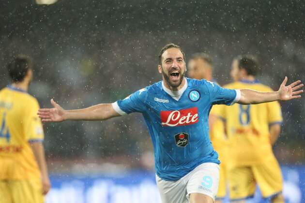 TOPSHOT - Napoli's Argentinian-French forward Gonzalo Higuain celebrates after scoring his 36th goal in the season during the Italian Serie A football match SSC Napoli vs Frosinone Calcio on May 14 2016 at the San Paolo stadium in Naples.
Higuain breaks the italian record of 35 scores estabilished in 1949-50 season by Ac Milan's Swedish forward Gunnar Nordahl. / AFP / CARLO HERMANN        (Photo credit should read CARLO HERMANN/AFP/Getty Images)