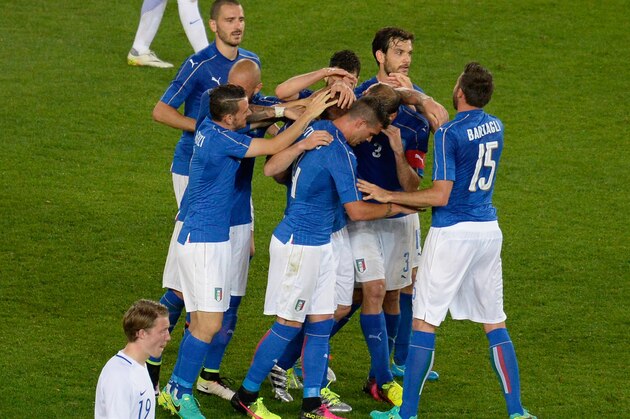 VERONA, ITALY - JUNE 06:  Daniele De Rossi of Italy celebrates after scoring his team's second goal   during the international friendly match between Italy and Finland on June 6, 2016 in Verona, Italy.  (Photo by Dino Panato/Getty Images)