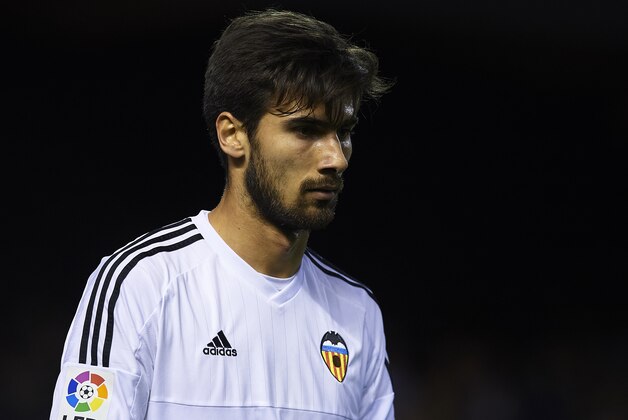 VALENCIA, SPAIN - FEBRUARY 10:  Andre Gomes of Valencia reacts during the Copa del Rey Semi Final, second leg match between Valencia CF and FC Barcelona at Estadio Mestalla on February 10, 2016 in Valencia, Spain.  (Photo by Manuel Queimadelos Alonso/Getty Images)
