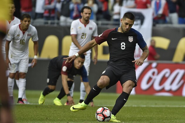 USA's Clint Dempsey shoots to score a penalty against Costa Rica during their Copa America Centenario football tournament in Chicago, Illinois, United States, on June 7, 2016.  / AFP / OMAR TORRES        (Photo credit should read OMAR TORRES/AFP/Getty Images)