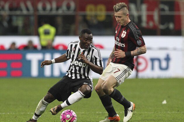 MILAN, ITALY - APRIL 09: Kwadwo Asamoah of Juventus FC is challenged by Juraj Kucka of AC Milan during the Serie A match between AC Milan and Juventus FC at Stadio Giuseppe Meazza on April 9, 2016 in Milan, Italy. (Photo by Marco Luzzani/Getty Images)