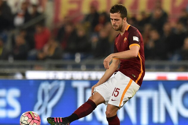 ROME, ITALY - MARCH 19:  Miralem Pjanic of AS Roma in action during the Serie A match between AS Roma and FC Internazionale Milano at Stadio Olimpico on March 19, 2016 in Rome, Italy.  (Photo by Giuseppe Bellini/Getty Images)