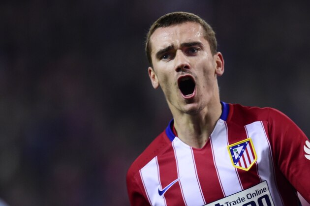 Atletico Madrid's French forward Antoine Griezmann celebrates after scoring a goal during the Spanish Copa del Rey (King's Cup) quarterfinal second leg football match Club Atletico de Madrid vs RC Celta de Vigo at the Vicente Calderon stadium in Madrid on January 27, 2016.   AFP PHOTO/ JAVIER SORIANO / AFP / JAVIER SORIANO        (Photo credit should read JAVIER SORIANO/AFP/Getty Images)