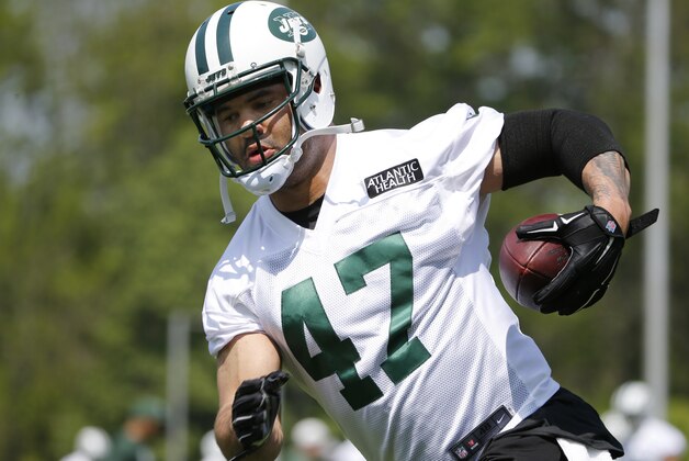 New York Jets tight end Kellen Davis (47) runs with the ball during a team practice, Wednesday, May 25, 2016, at the Jets' training facility in Florham Park, N.J.  (AP Photo/Kathy Willens
