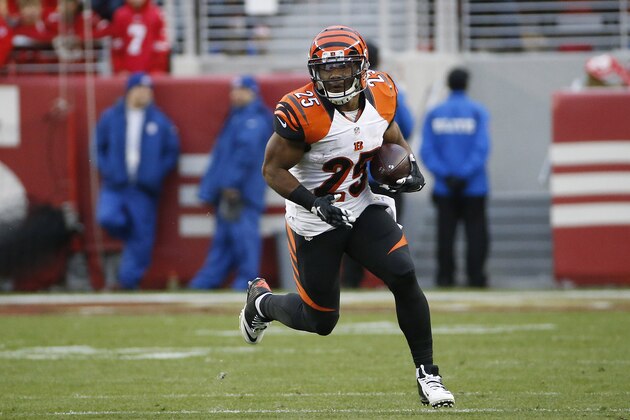 Cincinnati Bengals running back Giovani Bernard (25) runs against the San Francisco 49ers during the second half of an NFL football game in Santa Clara, Calif., Sunday, Dec. 20, 2015. (AP Photo/Tony Avelar)
