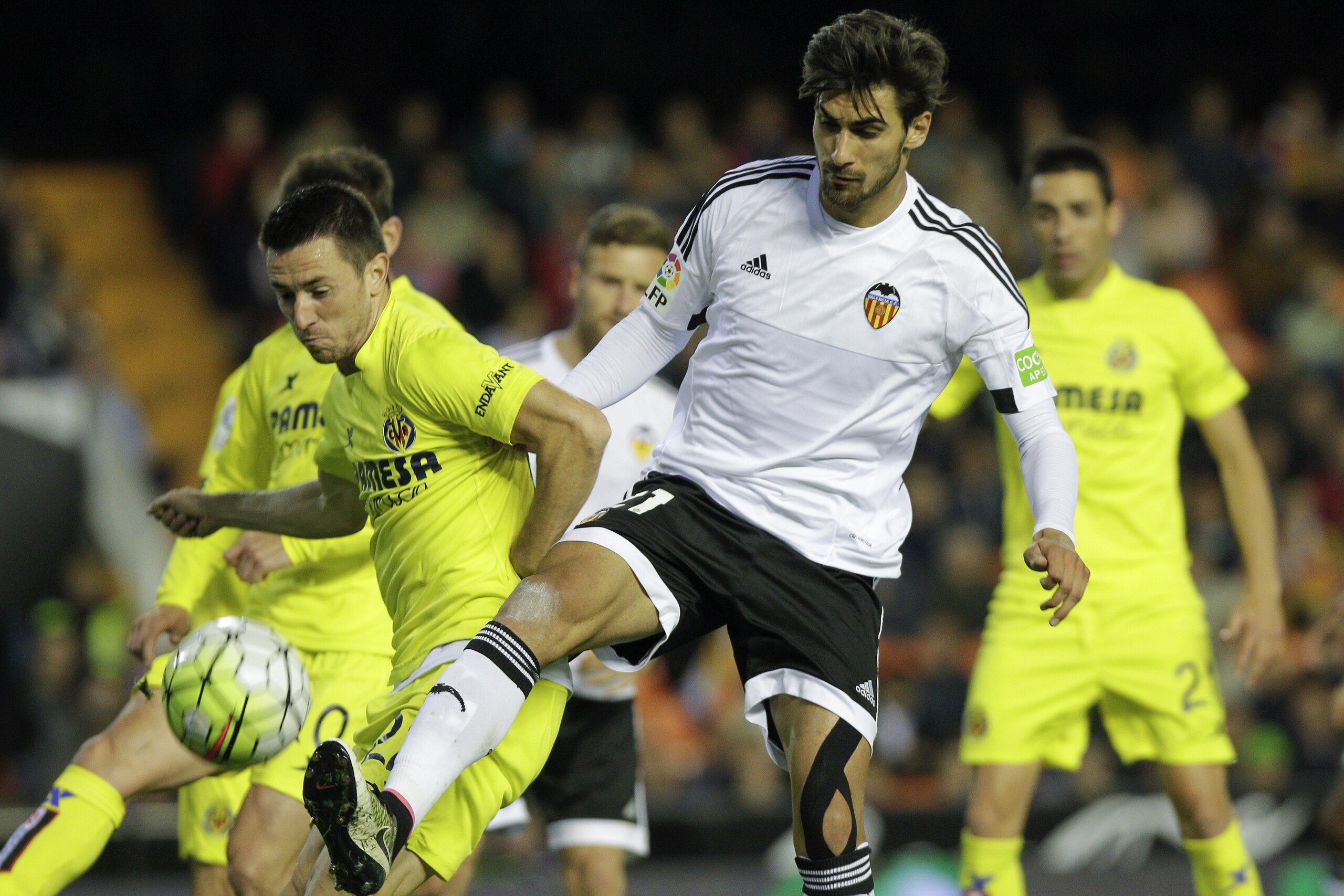 Villarreal's Serbian defender Antonio Rukavina (L) vies with Valencia's Portuguese midfielder Andre Gomes during the Spanish league football match Valencia CF vs Villarreal CF at the Mestalla stadium in Valencia on May 1, 2016. / AFP / JOSE JORDAN (Photo credit should read JOSE JORDAN/AFP/Getty Images) Villarreal's Serbian defender Antonio Rukavina (L) vies with Valencia's Portuguese midfielder Andre Gomes during the Spanish league football match Valencia CF vs Villarreal CF at the Mestalla stadium in Valencia on May 1, 2016. / AFP / JOSE JORDAN (Photo credit should read JOSE JORDAN/AFP/Getty Images)