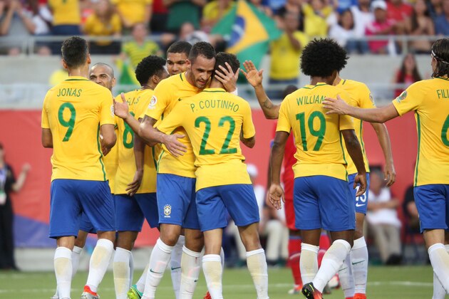 Brazil's Philippe Coutinho (C) celebrates scoring his team's second goal during the Copa America Centenario tournament football match in Orlando, Florida, United States, on June 8, 2016.  / AFP / Gregg NEWTON        (Photo credit should read GREGG NEWTON/AFP/Getty Images)