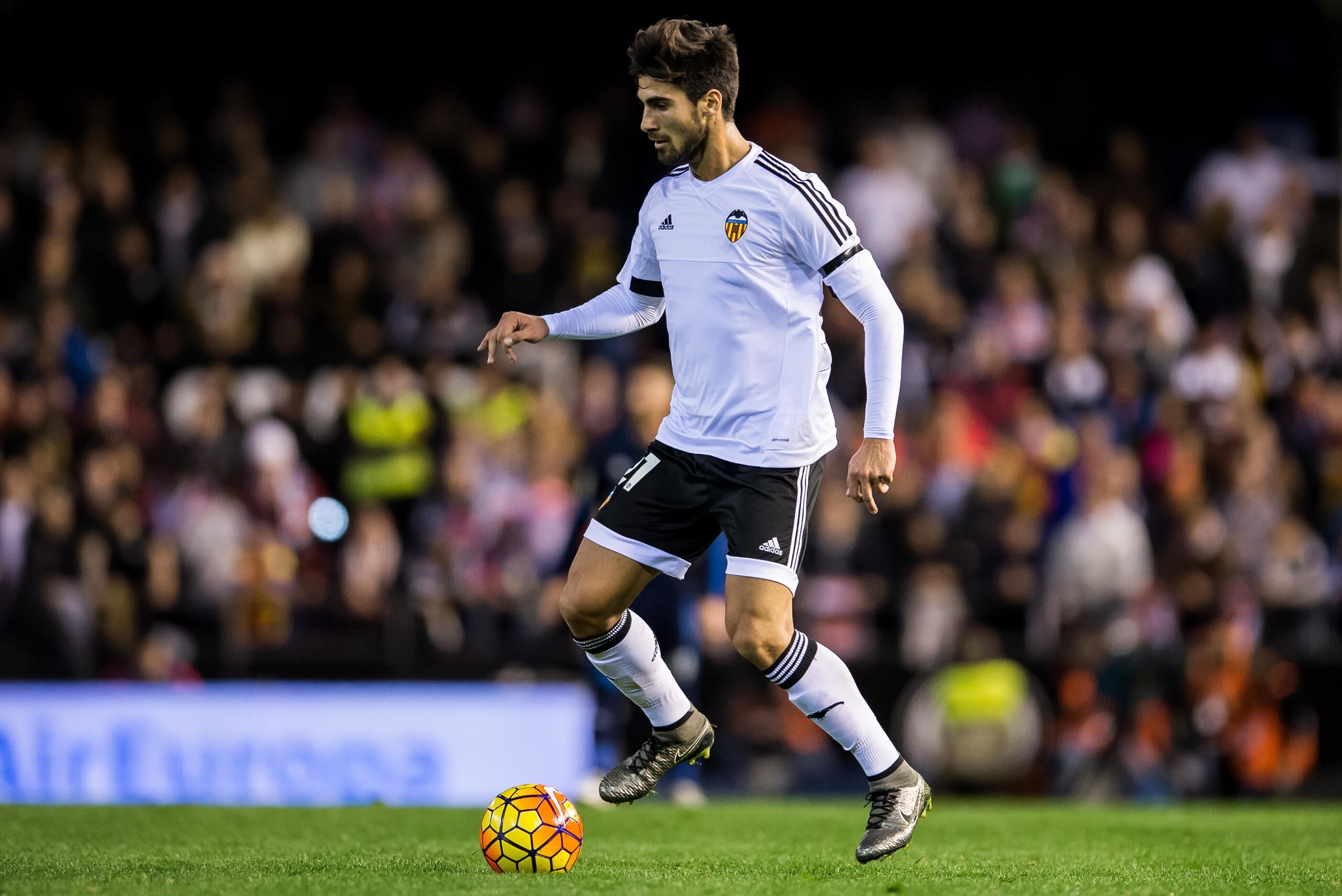 VALENCIA, SPAIN - JANUARY 03: Andre Gomes of Valencia CF in action during the Valencia CF vs Real Madrid CF as part of the Liga BBVA 2015-2016 at Estadi de Mestalla on January 3, 2016 in Valencia, Spain. (Photo by Aitor Colomer/Power Sport Images/Getty Images) VALENCIA, SPAIN - JANUARY 03: Andre Gomes of Valencia CF in action during the Valencia CF vs Real Madrid CF as part of the Liga BBVA 2015-2016 at Estadi de Mestalla on January 3, 2016 in Valencia, Spain. (Photo by Aitor Colomer/Power Sport Images/Getty Images)