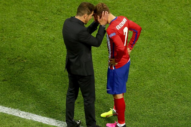 MILAN, ITALY - MAY 28: Antoine Griezmann of Atletico Madrid speaks to head coach Diego Simeone during the UEFA Champions League Final match between Real Madrid and Club Atletico de Madrid at Stadio Giuseppe Meazza on May 28, 2016 in Milan, Italy.  (Photo by Dean Mouhtaropoulos/Getty Images)