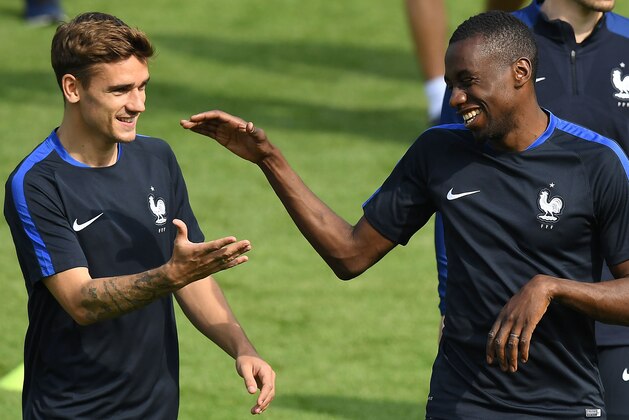 France's forward Antoine Griezmann (L) laughs with France's midfielder Blaise Matuidi before a training session at their training ground in Clairefontaine-en-Yvelines, southwest of Paris, on June 6, 2016, ahead of the beginning of the Euro 2016 football tournament. / AFP / FRANCK FIFE        (Photo credit should read FRANCK FIFE/AFP/Getty Images)