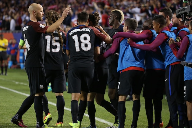 USA's Graham Zusi (C, behind) celebrates his goal against Costa Rica with teammates a Copa America Centenario football match in Chicago, Illinois, United States, on June 7, 2016.  / AFP / tasos katopodis        (Photo credit should read TASOS KATOPODIS/AFP/Getty Images)