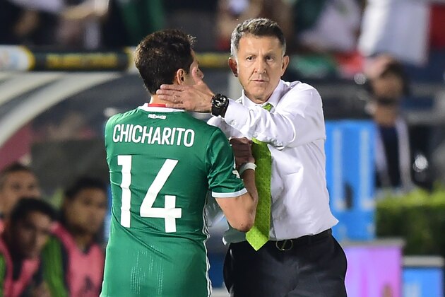 Mexico's coach Juan Carlos Osorio greets Mexico's Javier 'Chicharito' Hernandez during the Copa America Centenario football match in Pasadena, California, United States, on June 9, 2016.  / AFP / Frederic J. Brown        (Photo credit should read FREDERIC J. BROWN/AFP/Getty Images)