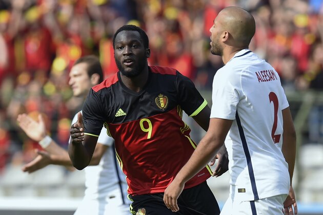 Belgium's forward Romelu Lukaku (L) celebrates after scoring during the friendly football match between Belgium and Norway, at the King Baudouin Stadium, on June 5, 2016 in Brussels.  / AFP / JOHN THYS        (Photo credit should read JOHN THYS/AFP/Getty Images)