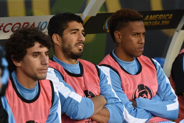 (L-R) Uruguay's Mathias Corujo, Luis Suarez and Abel Hernandez are seen on the substitute's bench during the Copa America Centenario football tournament match against Venezuela in Philadelphia, Pennsylvania, United States, on June 9, 2016.  / AFP / DON EMMERT        (Photo credit should read DON EMMERT/AFP/Getty Images)