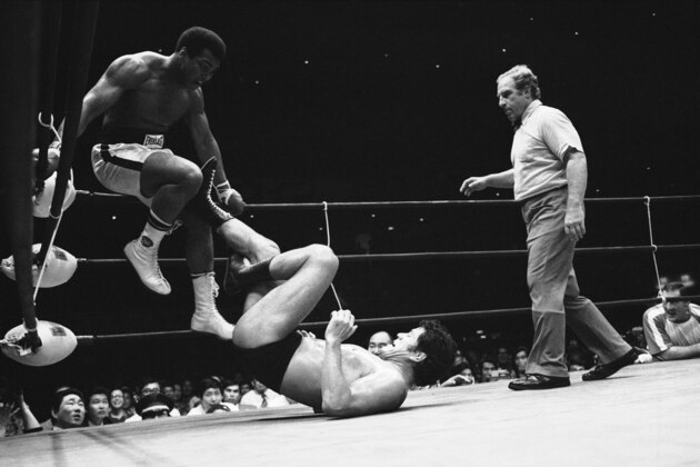 Muhammad Ali is evading Antonio Inoki on the corner in the 4th round of their scheduled 15 round bout at Budokan Hall, in Tokyo on Saturday, June 26, 1976. (AP Photo)