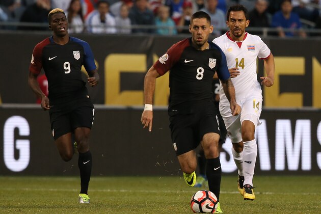 USA's Clint Dempsey controls the ball during the Copa America Centenario football tournament in Chicago, Illinois, United States, on June 7, 2016.  / AFP / tasos katopodis        (Photo credit should read TASOS KATOPODIS/AFP/Getty Images)