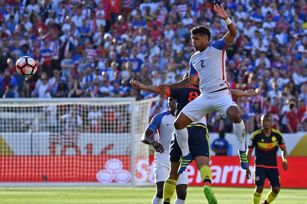USA's DeAndre Yedlin(2) vies for the ball with Colombia's Edwin Cardona during the Copa America Centenario football tournament in Santa Clara, California, United States, on June 3, 2016. / AFP / JOSH EDELSON        (Photo credit should read JOSH EDELSON/AFP/Getty Images)