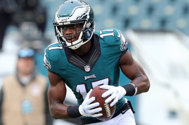 Philadelphia Eagles wide receiver Nelson Agholor (17) warms up before an NFL game against the Tampa Bay Buccaneers at Lincoln Financial Field in Philadelphia on Sunday, Nov. 22, 2015. (AP Photo/Brad Penner)