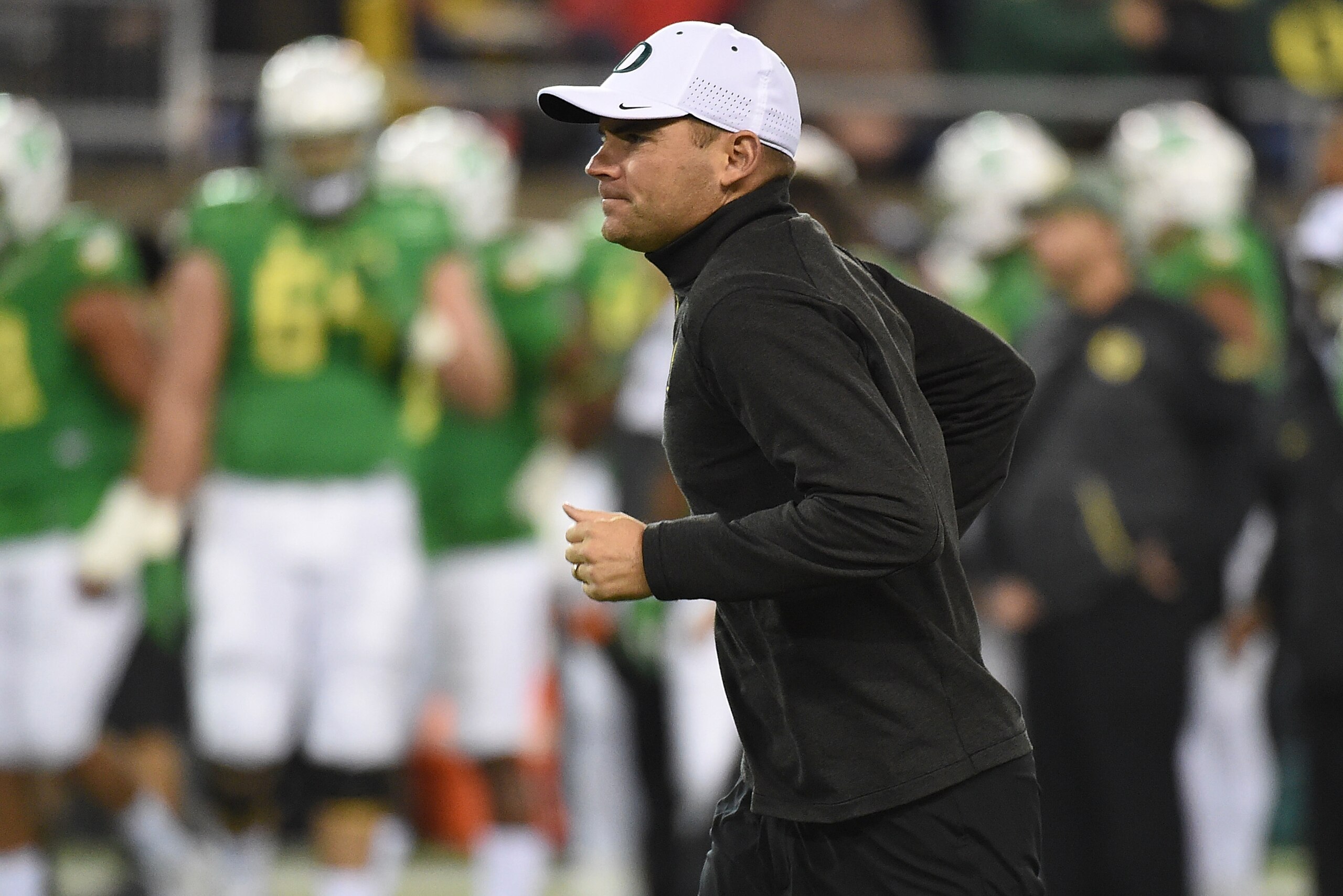 EUGENE, OR - NOVEMBER 07: Head coach Mark Helfrich of the Oregon Ducks runs off the field before the game against the California Golden Bears at Autzen Stadium on November 7, 2015 in Eugene, Oregon.  (Photo by Steve Dykes/Getty Images)
