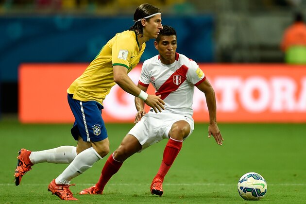SALVADOR, BRAZIL - NOVEMBER 17: Filipe Luis (L) of Brazil battles for the ball with Paolo Hurtado of Peru during a match between Brazil and Peru as part of 2018 FIFA World Cup Russia Qualifiers at Arena Fonte Nova on November 17, 2015 in Salvador, Brazil.  (Photo by Buda Mendes/Getty Images)