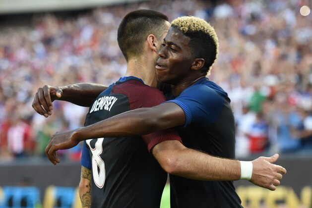 USA's Clint Dempsey (L) celebrates with teammate Gyasi Zardes after scoring against Paraguay during the Copa America Centenario football tournament in Philadelphia, Pennsylvania, United States, on June 11, 2016.  / AFP / Don EMMERT        (Photo credit should read DON EMMERT/AFP/Getty Images)