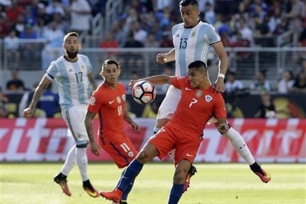 Chile’s Alexis Sanchez and Argentina’s Ramiro Funes Mori, 13, fight for the ball during a Copa America Centenario Group A soccer match at Levi's Stadium in Santa Clara, Calif., Monday June 6, 2016. (AP Photo/Jeff Chiu)