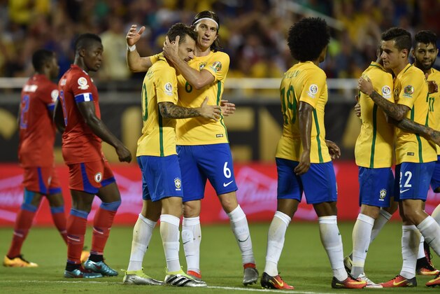Brazil's Lucas Lima (3-L) celebrates with teammates after scoring against Haiti during a Copa America Centenario football match in Orlando, Florida, United States, on June 8, 2016.  / AFP / Hector RETAMAL        (Photo credit should read HECTOR RETAMAL/AFP/Getty Images)