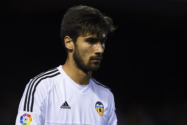 VALENCIA, SPAIN - FEBRUARY 10:  Andre Gomes of Valencia reacts during the Copa del Rey Semi Final, second leg match between Valencia CF and FC Barcelona at Estadio Mestalla on February 10, 2016 in Valencia, Spain.  (Photo by Manuel Queimadelos Alonso/Getty Images)