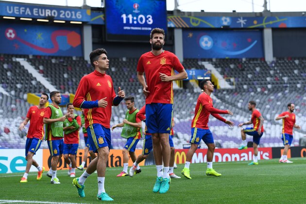 TOULOUSE, FRANCE - JUNE 12:  (L-R) Marc Bartra and Gerard Pique of Spain  warm up during a training session ahead of their UEFA Euro 2016 Group D match at the Stadium Municipal on June 11, 2016 in Toulouse, France.  (Photo by David Ramos/Getty Images)
